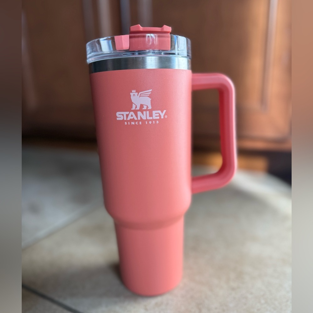 Stanley Tumbler 40 oz. Good pre-loved condition.  Does not come with straw